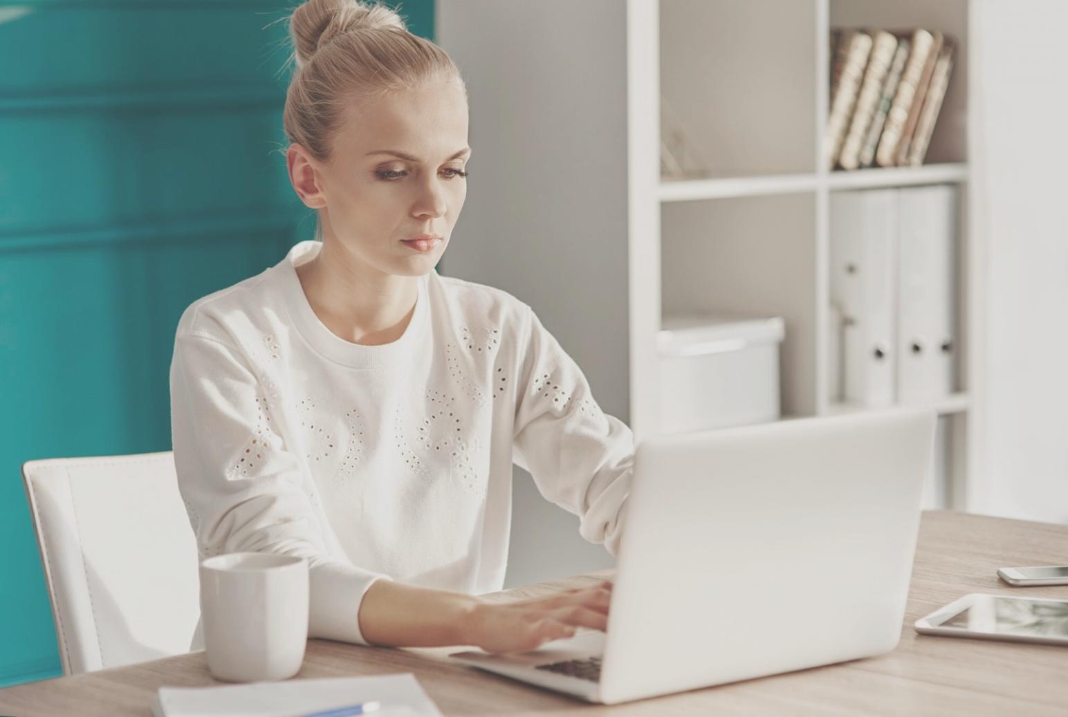 Environnement de travail professionnel avec documents financiers et ordinateur
