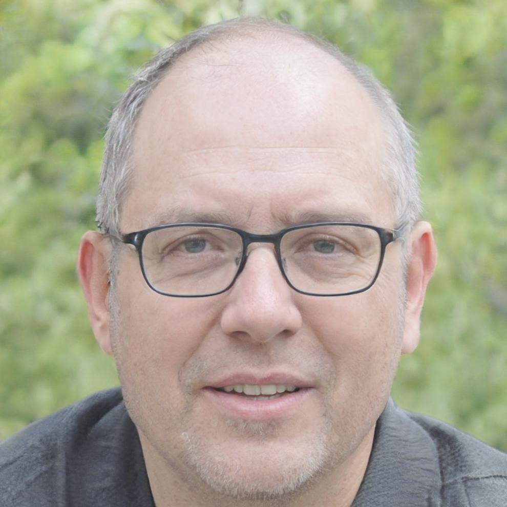 Portrait de Théophane Marchand, expert en gestion de trésorerie